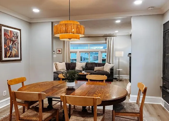 Large 4 Bedroom Recently Renovated With Hot Tub