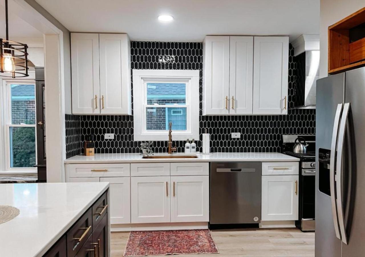 Large 4 Bedroom Recently Renovated With Hot Tub Cleveland