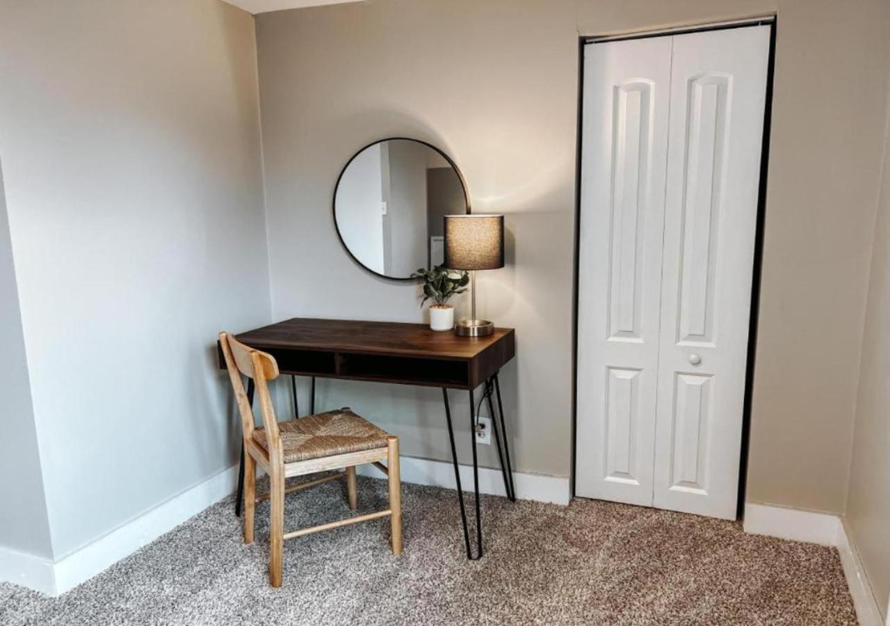 Large 4 Bedroom Recently Renovated With Hot Tub Cleveland