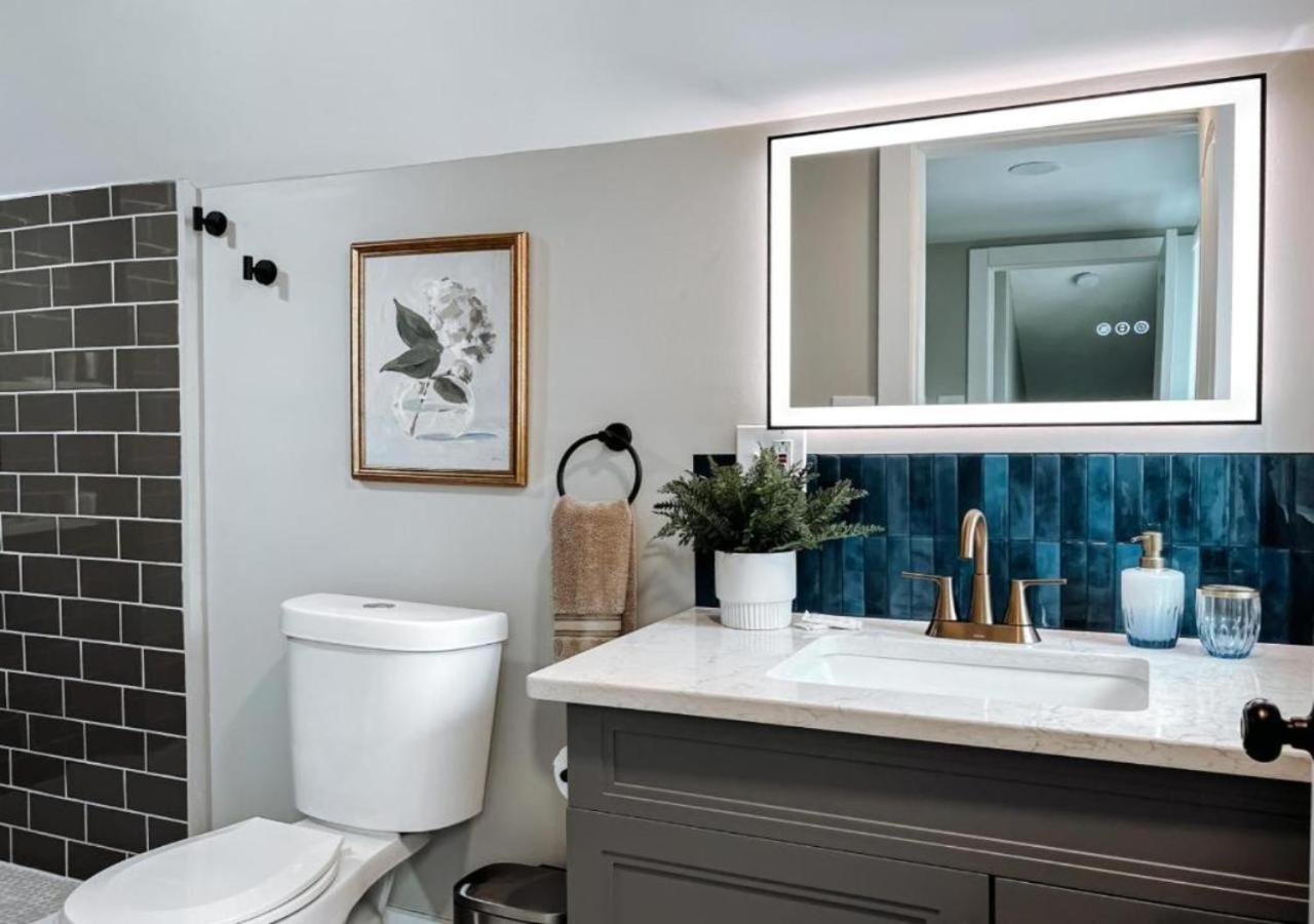 Large 4 Bedroom Recently Renovated With Hot Tub * Cleveland