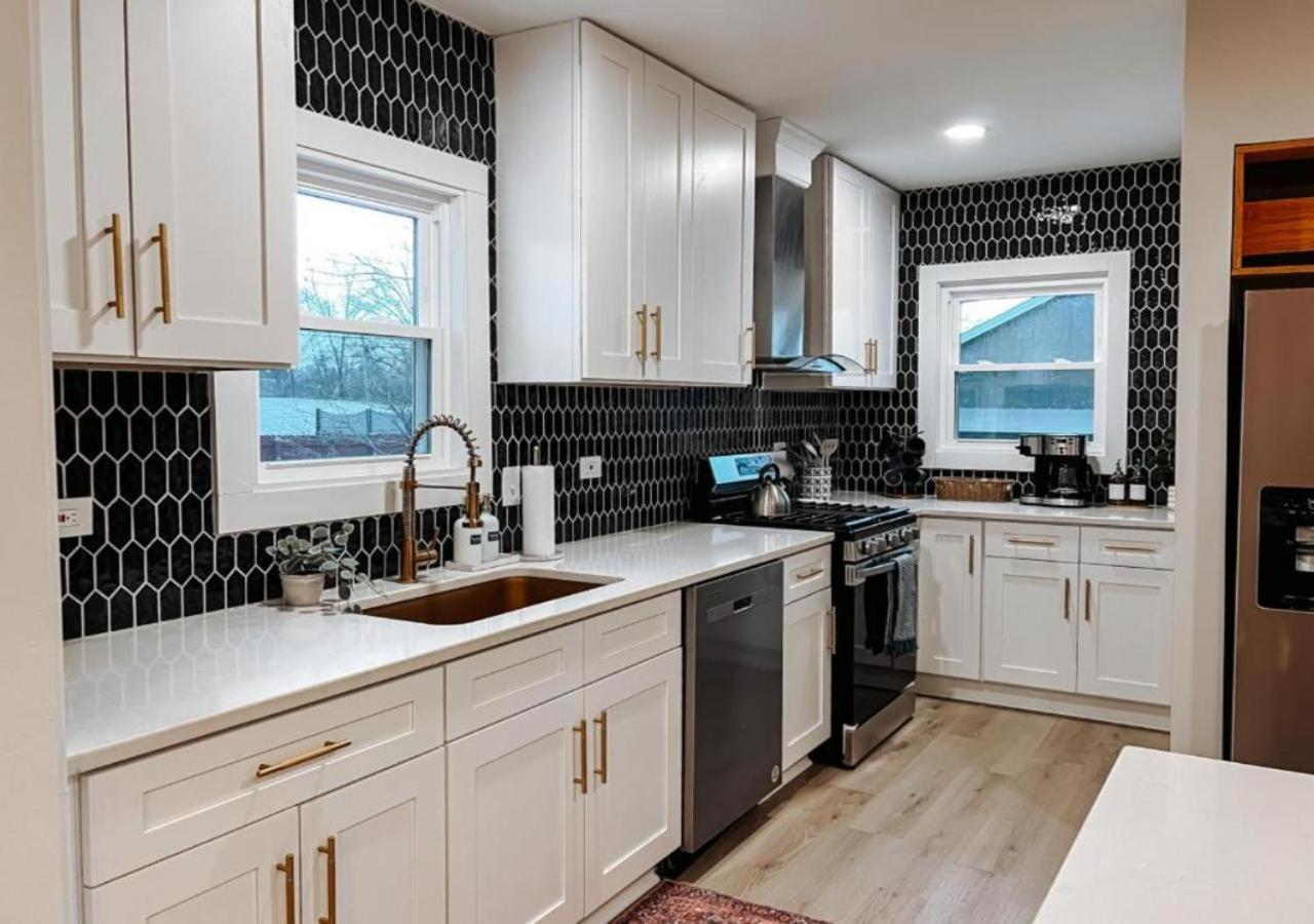 Large 4 Bedroom Recently Renovated With Hot Tub Cleveland