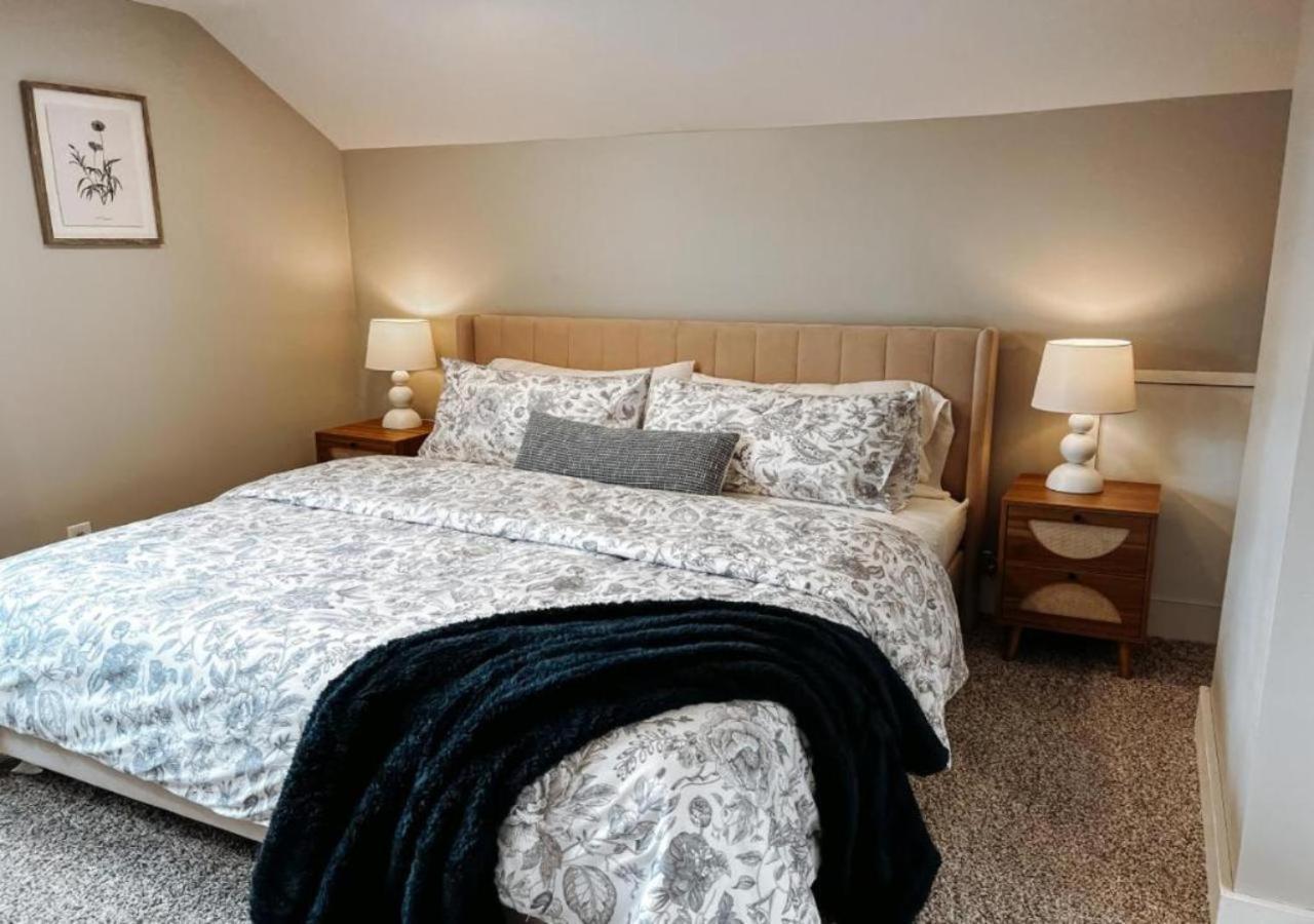 Large 4 Bedroom Recently Renovated With Hot Tub