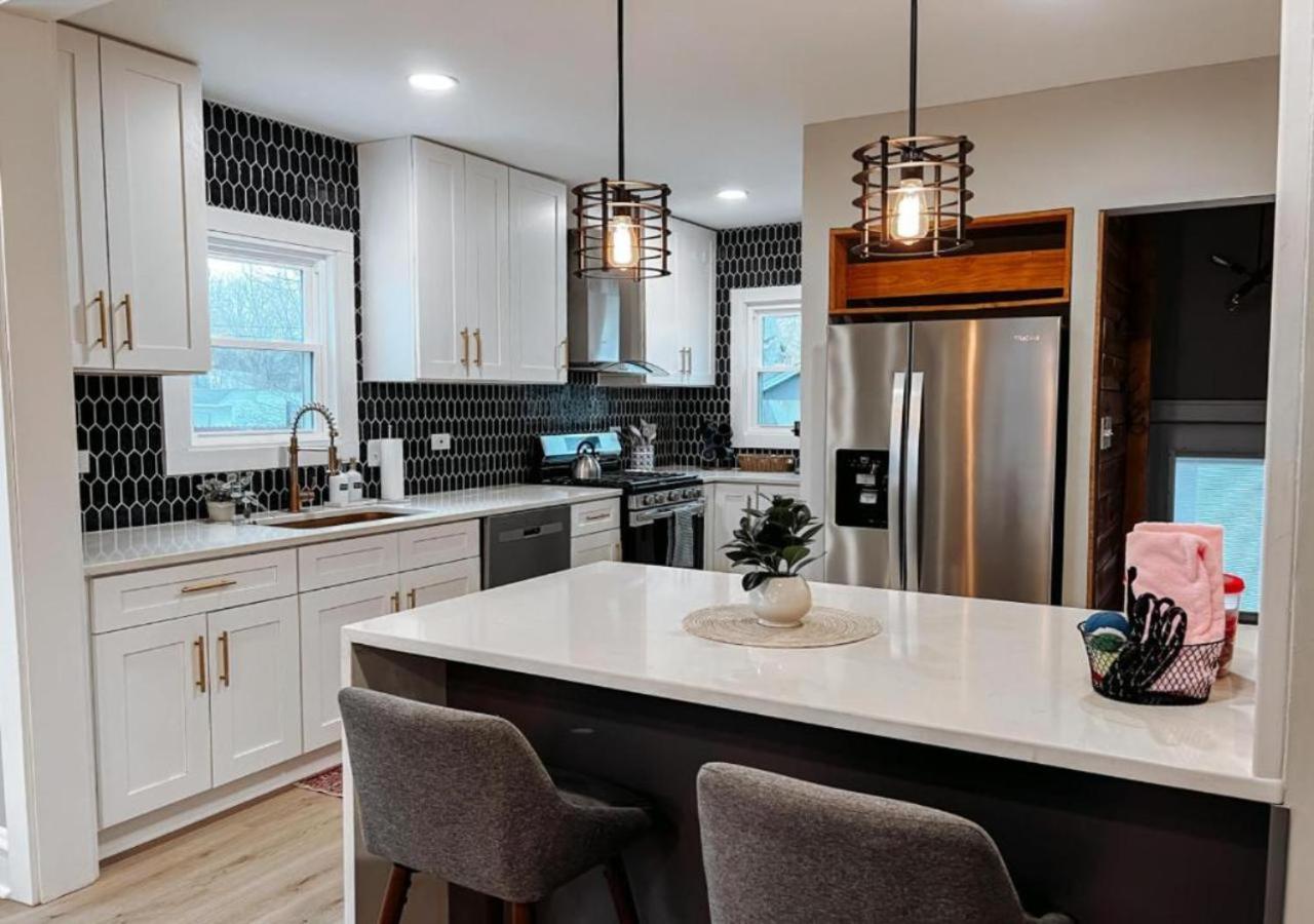 Large 4 Bedroom Recently Renovated With Hot Tub Holiday home *