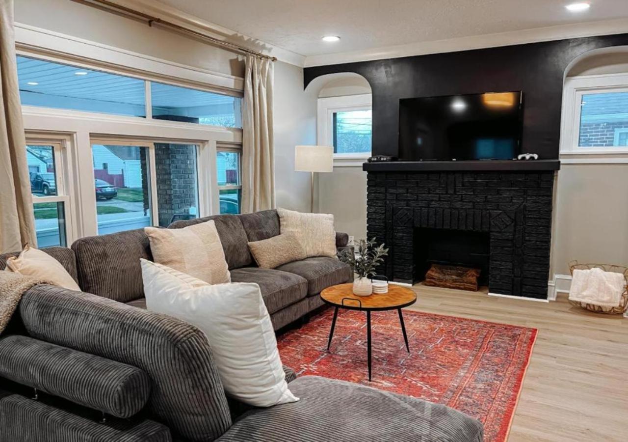 Large 4 Bedroom Recently Renovated With Hot Tub Cleveland