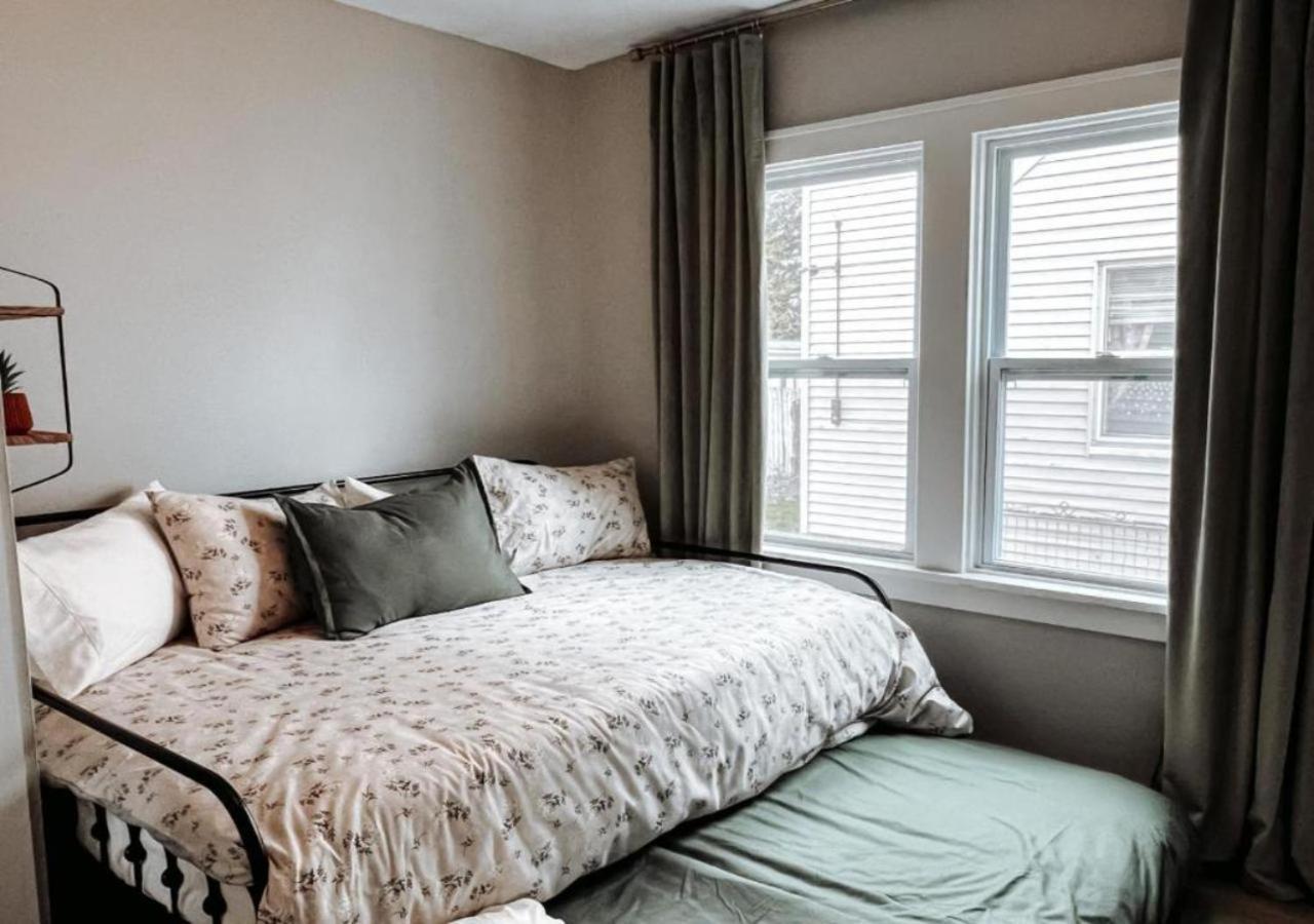 Large 4 Bedroom Recently Renovated With Hot Tub * Cleveland