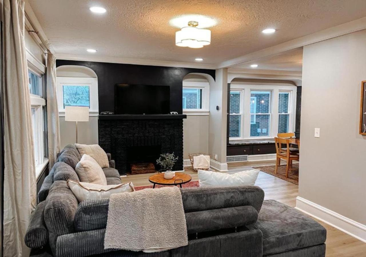 Large 4 Bedroom Recently Renovated With Hot Tub Holiday home *